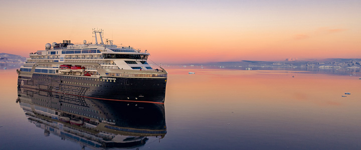 landingpage_HX_Galerie_02_20250722 Das Hybridschiff Fridtjof Nansen auf seiner Fahrt durch die grandiose Eislandschaften der Antarktis in der Abenddämmerung.