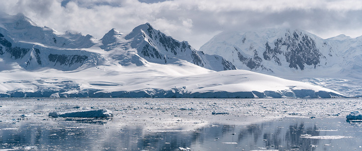 landingpage_HX_Galerie_03_20250722 Grandiose Eislandschaften der Antarktis: Der Blick wandert zwischen Eisbergen, Gletschern und riesigen Eisschollen.
