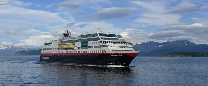 landingpage_Hurtigruten_Galerie_01_20250722 Mit Hurtigruten ans Nordkap. Kreuzfahrtschiff auf der Postschiffroute von Bergen nach Kirkenes in Norwegen, mit malerischer Landschaft im Hintergrund.