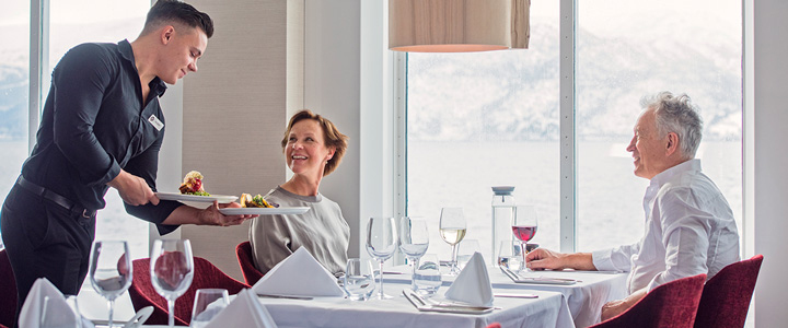 landingpage_Hurtigruten_Galerie_03_20250722 Die Restaurants sind nach Merkmalen der norwegischen Küste benannt und spiegeln Leidenschaft für Essen und die Heimat der Hurtigruten wider.