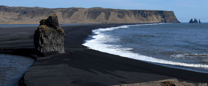 landingpage_slr_Galerie-01_20250722 Die Küste Islands mit der atemberaubenden Landschaftskulisse mit den schwarzen Strände bei Vík.
