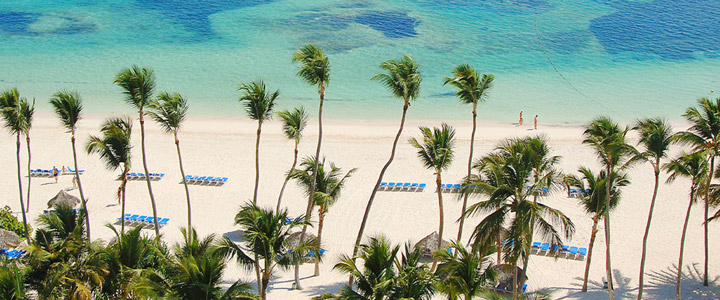 landingpage_vtours_Galerie_01_20250722 Punta Cana: Weißer Sandstrand der Ostküste der Dominikanischen Republik mit türkisblauem Meer und gesäumt von Palmen.