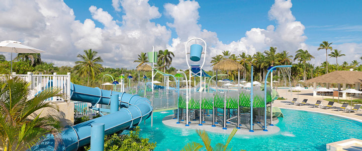 landingpage_vtours_Galerie_02_20250722 Eine einladende luxuriöse Pool-Landschaft mit Wasserrutschen von Meliá Caribe Beach Resort, dem 5-Sterne-Hotel in der Karibik.