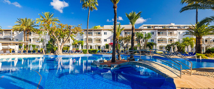 Die Ferienanlage Alcudia Garden liegt in Puerto de Alcudia im Norden Mallorcas und besticht durch eine wunderschön angelegte Außenanlage mit einem großen Swimmingpool.