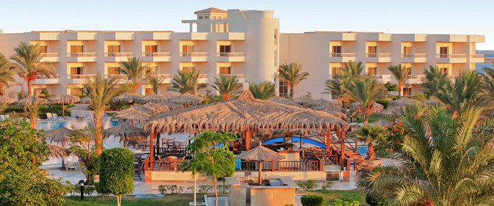 Das Vier-Sterne-Hotel Hurghada Long Beach Resort begrüßt seine Gäste in der Nähe von Hurghada direkt am Strand des Rotes Meeres.