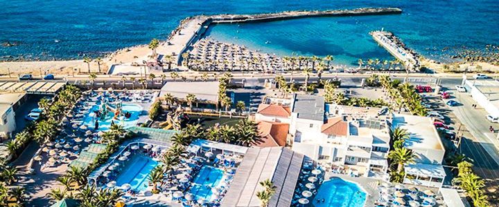 Stella Village 4* - Nur wenige Meter von einem privaten Strand in Analipsi entfernt, lockt das Stella Village mit einer entspannten Urlaubsatmosphäre.