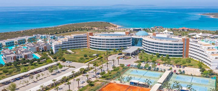 Ein eigener Strandabschnitt, zahlreiche Freizeitangebote und ein großzügiger Spa-Bereich garantieren einen erholsamen und abwechslungsreichen Badeurlaub an der Ägäis.