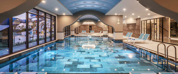 Das Luxushotel eignet sich durch seinen großzügigen Spa-Bereich und ein vielfältiges kulinarisches Angebot aber auch für anspruchsvolle Gäste.