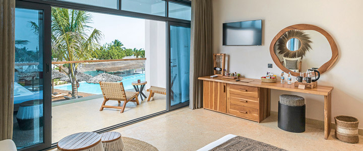 Nuancen von Blau und Grün, das Weiß des Sandes, die Küste Tansania: Damit verzaubert der Ausblick aus den Zimmern des Aldiana Club Zanzibar Kwanza.
