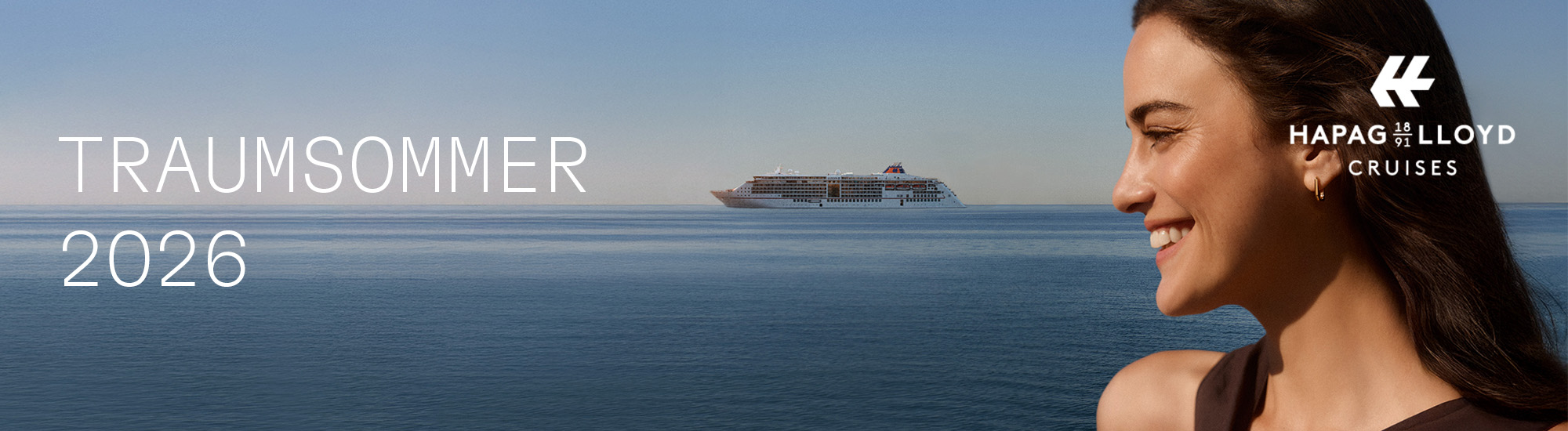 Lächelnde Frau blickt aufs Meer, im Hintergrund ein Kreuzfahrtschiff. Text: „Traumsommer 2026“. Logo von Hapag-Lloyd Cruises.