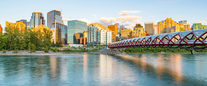 landingpage_BuM_Galerie_03_20251006 Die Peace Bridge verbindet den Ortsteil Sunnyside mit der Innenstadt von Calgary und überquert dabei den Bow River Fluss.