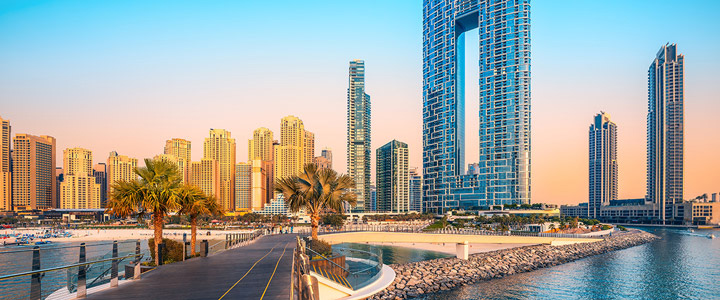 landingpage_TUIC_Galerie_01_20251006 Skyline von Dubai in warmer Abenddämmerung , Stadt in den Vereinigten Arabischen Emiraten.