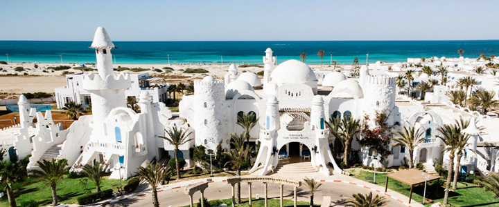 landingpage_TUID_Galerie_04_20251006 ROBINSON DJERBA BAHIYA: Auf Djerba in Tunesien – Hotel vor türkisblauem Meer an feinem weißen Strand.