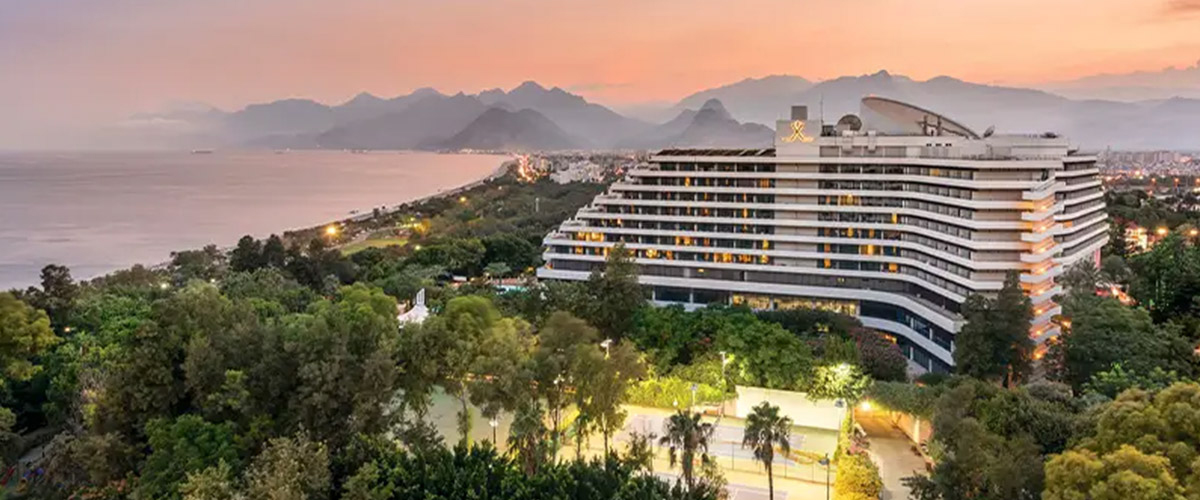 Kalenderblatt Mai 2026. Darstellung der Brückentag um Christi Himmelfahrt und Pfingsten. 9 Urlaubstage einreichen und 17 Tage am Stück frei. Im Hintergrund der Goldstrand von Bulgarien.