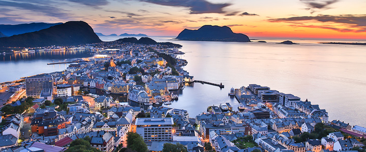 Die norwegische Stadt Ålesund bei Sonnenuntergang, aufgenommen vom Aussichtspunkt Aksla.