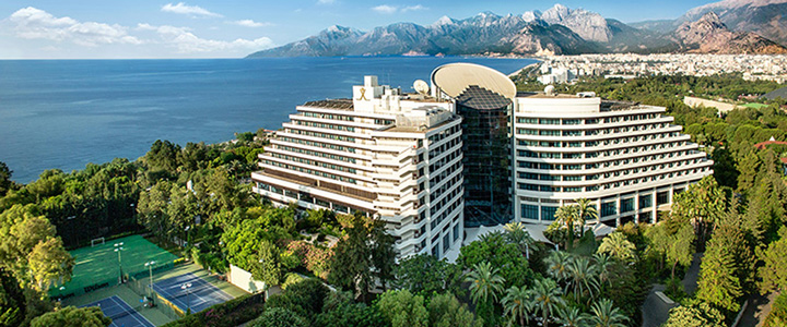 Medworld Gesundheits- und Rehabilitationszentrum, Türkei: Zentrum umgeben von zahlreichen Palmen mit Blick aufs Meer.