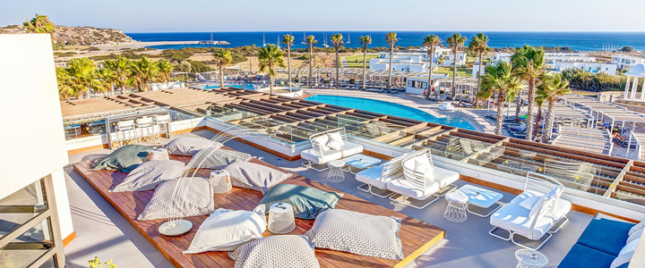 Landausflug bei der Kreuzfahrtroute "Kanaren & Madeira ab Gran Canaria mit AIDAcosma": Paar genießt das türkisblaue Meer an einem palmengesäumten Sandstrand.