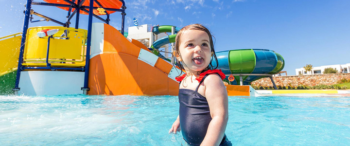 Lächelnde Mutter mit Kind im Pool an Board der AIDAcosma auf der Route Kanaren & Madeira ab Gran Canaria mit AIDAcosma