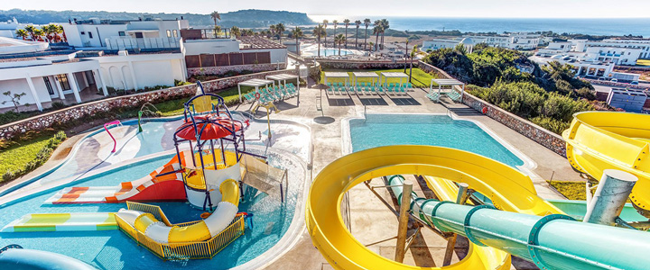 Lächelnde Mutter mit Kind im Pool an Board der AIDAcosma auf der Route Kanaren & Madeira ab Gran Canaria mit AIDAcosma