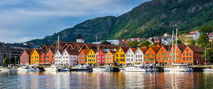 Bergen, Norwegen. Ansicht von historischen Gebäuden in Bryggen-Hanseatic Kai in Bergen, Norwegen vom Wasser aus.
