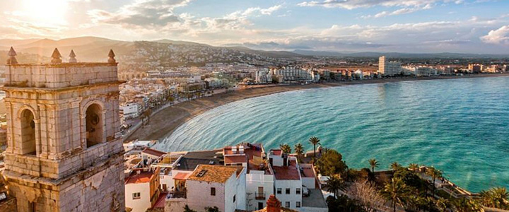 Blick von oben auf das Meer und die Bucht vorbei an der Burg von Peñíscola in Spanien.