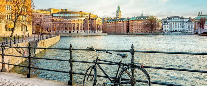 Ein Fahrrad lehnt am Geländer - Blick auf die Skyline von Stockholm.