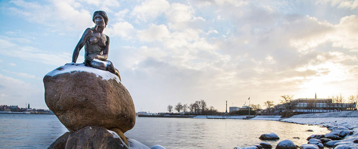 Die Statue der kleinen Meerjungfrau auf einem Felsen am Wasser an der Langelinie-Promenade in Kopenhagen, Dänemark.