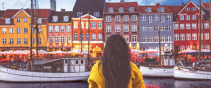 Stadtansicht der Innenstadt von Kopenhagen mit der Skyline der Stadt in Dänemark, am berühmten alten Hafen Nyhavn, bei Sonnenuntergang.