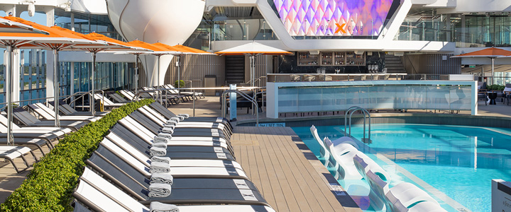Celebrity Xcel; moderner Pool Club mit Bar, kristallklarem Pool und einladenden Sonnenliegen.