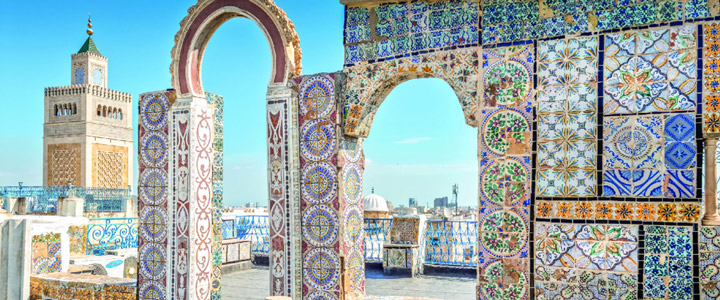 Medina von Tunis, Altstadt der tunesischen Hauptstadt; farbenfrohe orientalische Architektur im Vordergrund.