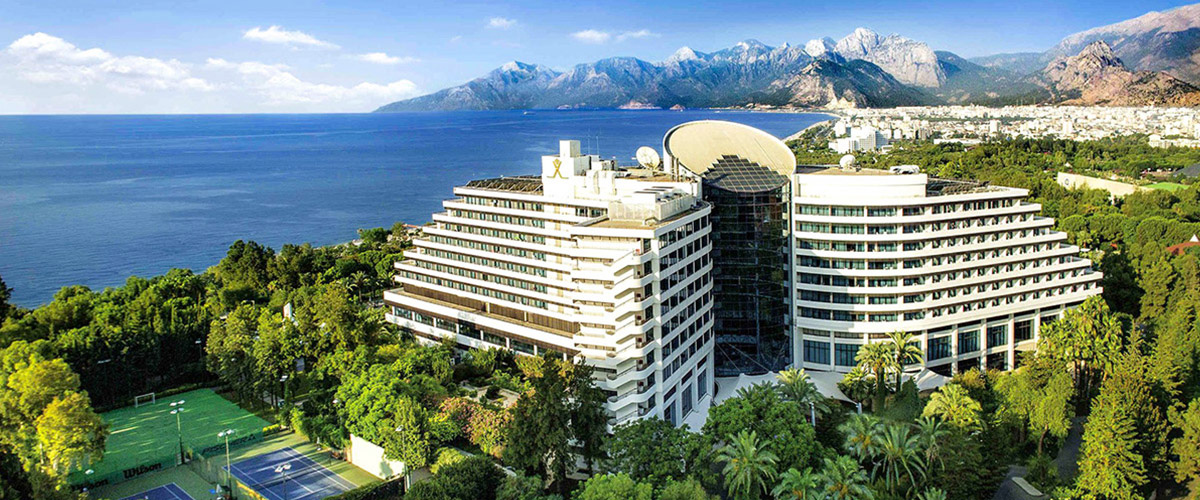 Medworld Health and Rehabilitation Center, umgeben von grüner Natur; Meer und Berge im Hintergrund.