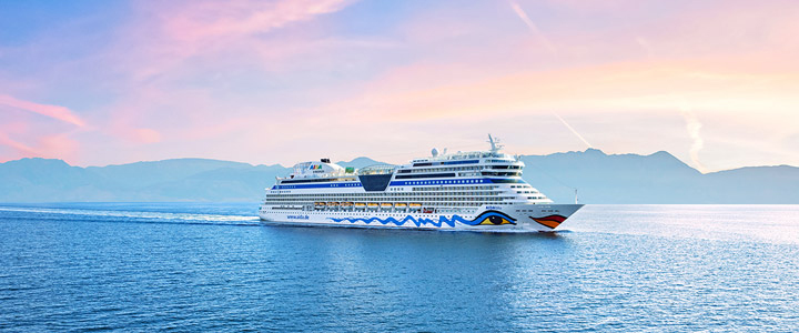 Die AIDAblu bei der Route "Mittelmeerinseln ab Korfu" auf dem blauen Meer im pastelligen Sonnenaufgang.