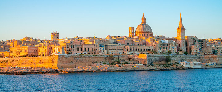 Ein wunderschöner Sonnenuntergang mit Blick auf  die historische Stätten von Valletta, der Hauptstadt von Malta.