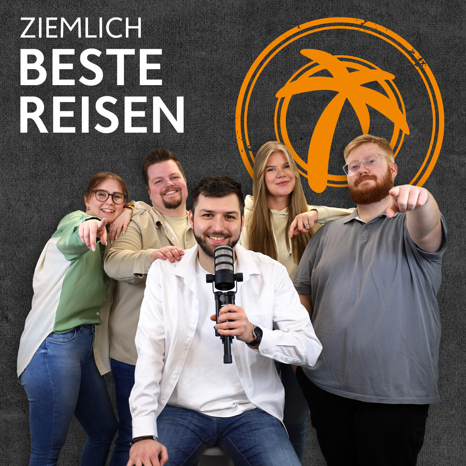 Junges entspanntes Paar kann sich auf die direkte Hilfe vom Reisebüro, auch bei Fragen während ihres Städtetripps verlassen.