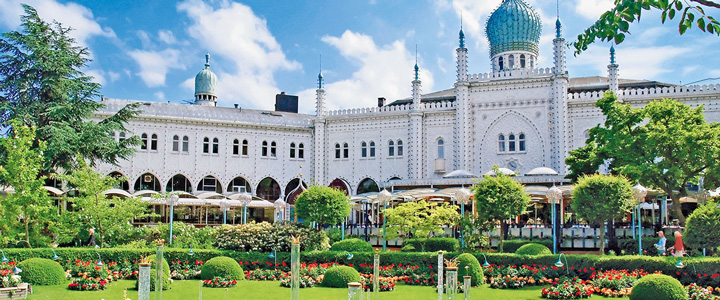 Der berühmter Tivoli Gardens Freizeitpark in Kopenhagen, Dänemark. wurde 1843 eröffnet und ist einer der ältesten Freizeitparks der Welt.
