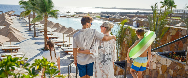 Junge entspannte Familie auf dem Weg zum Strand des Hotels Aldiana Club Naga Bay in Ägypten.