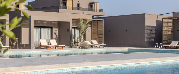 Gepflegte Außenanlage und Poolbeeich des Aldiana Club Naga Bay Resorts in Ägypten.
