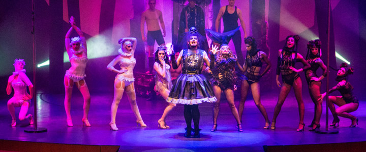 Beeindruckende Unterhaltungsshows mit einer Gruppe vielseitiger Küstler auf der Bühne.