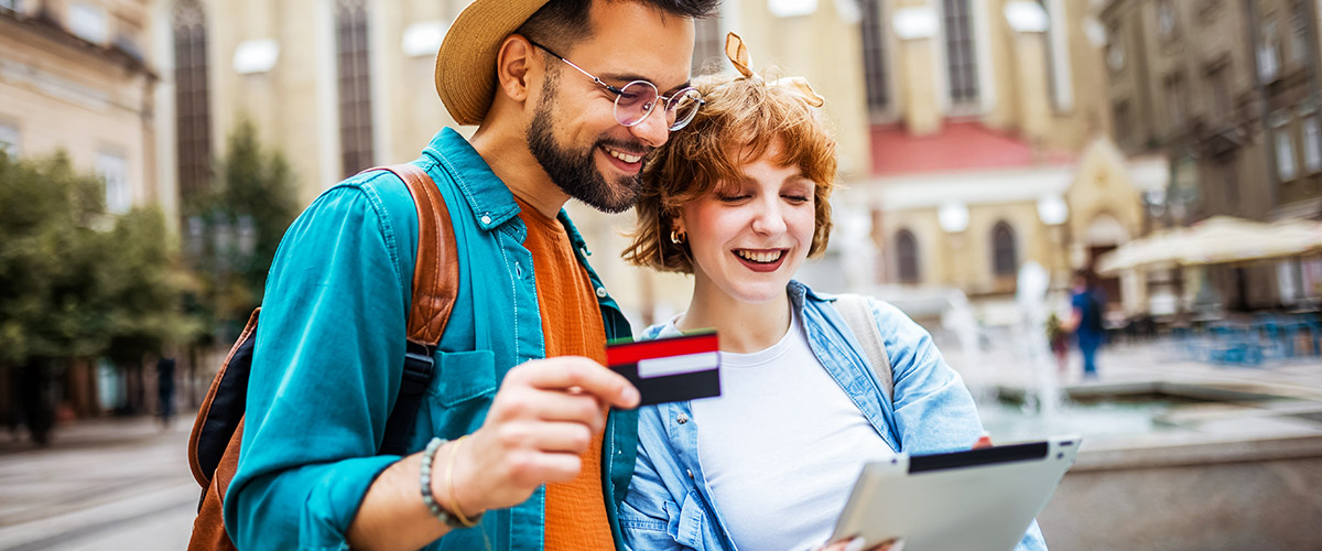 Junges entspanntes Paar kann sich auf die direkte Hilfe vom Reisebüro, auch bei Fragen während ihres Städtetripps verlassen.