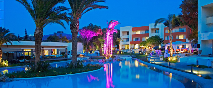 Beleuchtete Poolanlage des Garden & Bungalow Suites.bei Nacht.