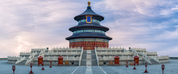 Der beeindruckende Himmelstempel in Peking erhebt sich über einen weitläufigen Platz, geprägt von historischer Architektur und ruhiger Atmosphäre.