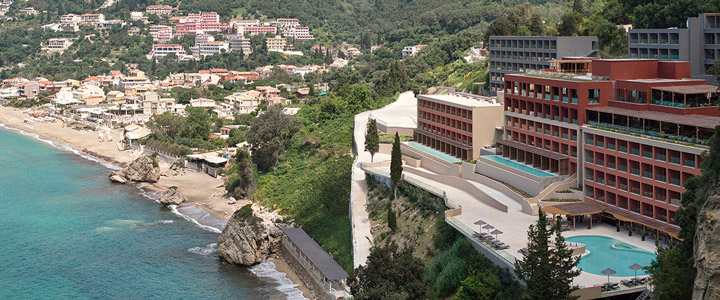 Blick von oben auf das Ella Álkyna rechts im Bild mit weiter Landschaft, während links unten Strand und das Meer ineinander übergehen.
