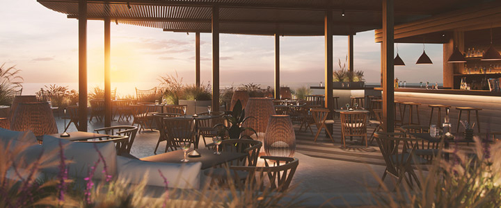 Außenbereich eines Restaurants mit Holzterrasse in natürlichem Design, beleuchtet vom warmen Licht des Sonnenuntergangs, mit lockeren Tischgruppen in entspannter Atmosphäre.