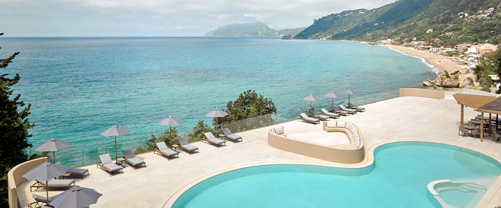 Blick vom Ella Álkyna über die Hotelterrasse mit geschwungenem türkisblauen Pool auf das weite Meer vor Korfu.