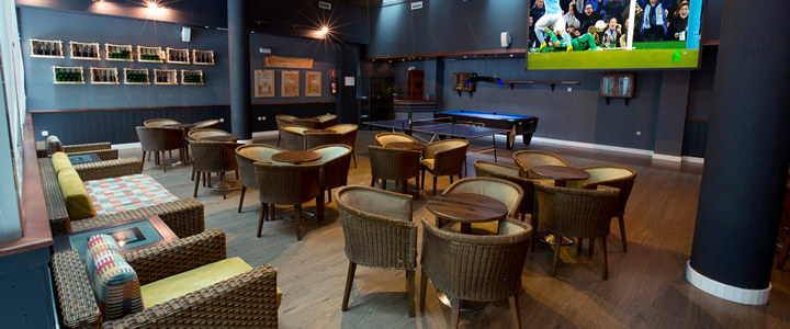 Moderne Sports-Lounge mit Live-Fußball, Billard, Tischtennis und gemütlichen Sitzbereichen in entspanntem Ambiente.