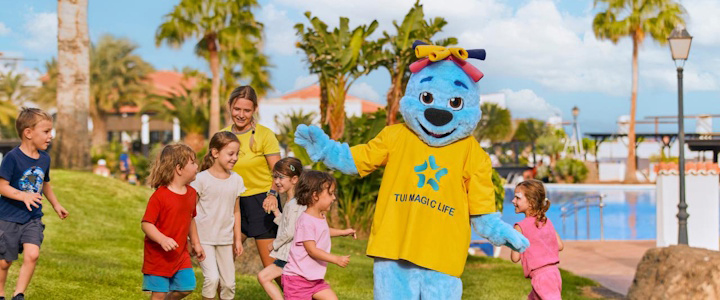 Das TUI MAGIC LIFE Maskottchen MyMo, der freundliche, blaue Wasserbär mit Schnorchel auf dem Kopf sorgt für Spaß und Kinderanimation.