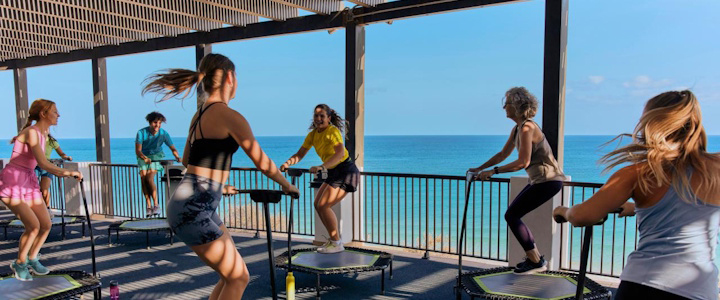 Im TUI MAGIC LIFE Fuerteventura wird Sport und Entertainment groß geschrieben. Fitnesskurse werden mit einen traumhaften Blick weit über den Atlantik angeboten.