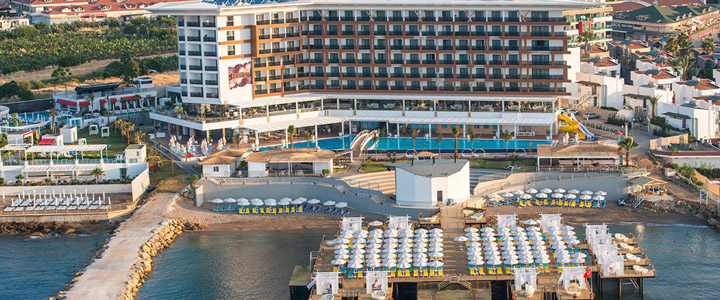 Das 5-Sterne Mary Hotel Alanya liegt direkt an der Türkischen Riviera. Im Vordergrund erstreckt sich ein sonnendurchflutetes Sonnendeck mit Blick auf das Meer.
