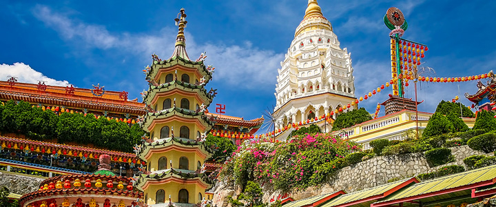 Der Kek-Lok-Si-Tempel auf Penang erstreckt sich mit farbenfrohen Pagoden und kunstvollen Details über eine hügelige Anlage inmitten üppiger Vegetation.