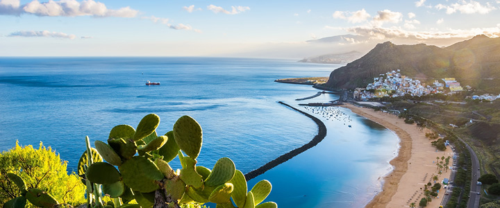 Die Playa de Las Teresitas bei Santa Cruz de Tenerife erstreckt sich mit ihrem goldenen Sand vor dem ruhigen Meer, eingerahmt von sanften Berghängen.